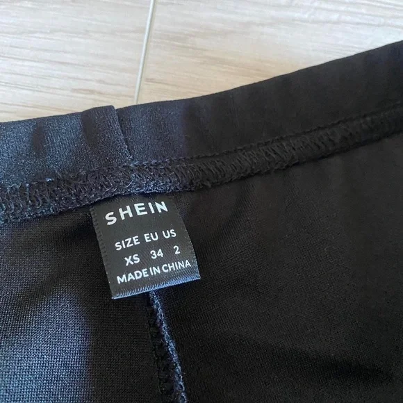 SHEIN buckle belt shorts - Picture 3 of 3